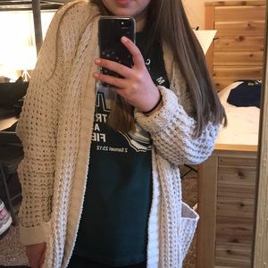 NWOT Beautiful chunky knit cardigan with pockets